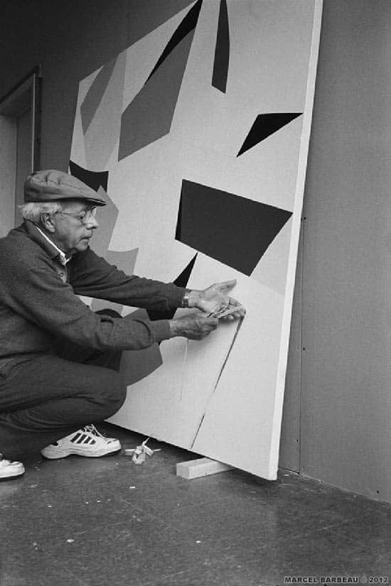 Marcel Barbeau dans son atelier d'été du Mont Sutton à l'occasion de son séjour annuel au Québec. Photo Ninon Gauthier. © Ninon Gauthier et ADAGP - Paris pour Marcel Barbeau.