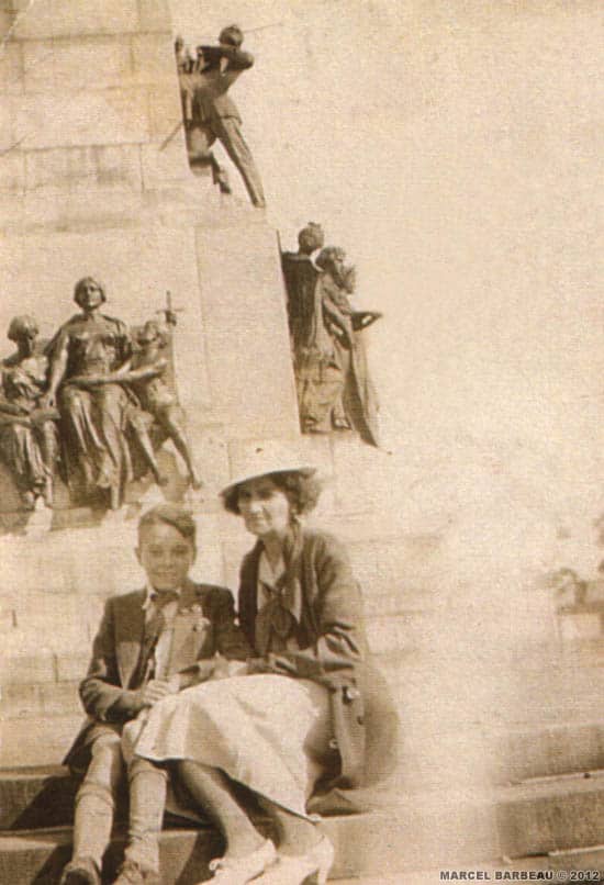 Marcel Barbeau et sa mère vers 1935. Photographe inconnu.
