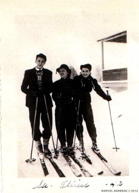 Marcel Barbeau, une amie et sa soeur Pauline à Saint Sauveur, hiver 1943. N'ayant pas les moyens d'acheter le matériel, Marcel Barbeau avait fabriqué lui- même ses skis à l'École du Meuble où il venait de s'inscrire. Photographe inconnu.