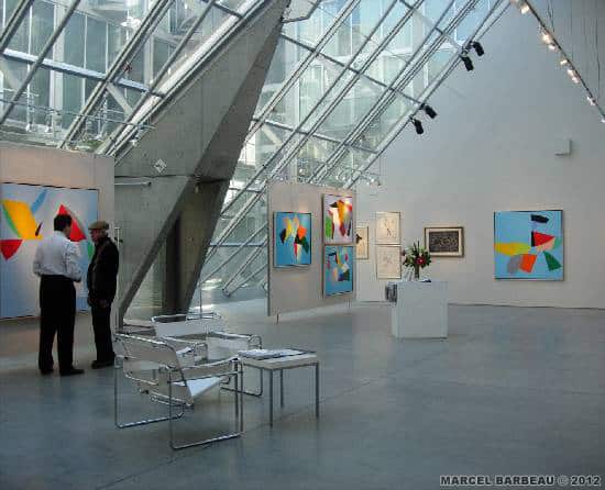 Author :Gauthier Ninon Date : 04/04/2006 Ted Lederer and Marcel Barbeau talking about the details of the opening of the exhibition "Marcel Barbeau vertiginous limits.© Photo Ninon Gauthier.