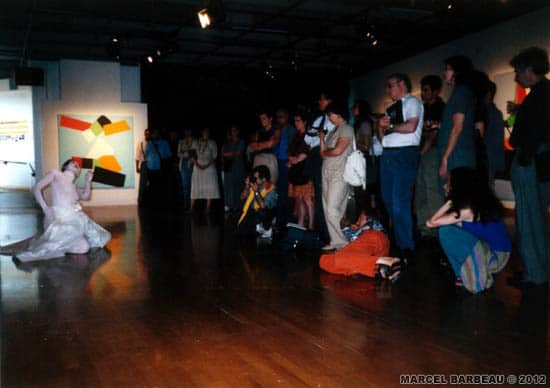 Auteur :Gilbert, Françoise Date : 28/06/2000 Performance de Jocelyne Montpetit dans l'exposition "Marcel Barbeau Dérive et variations" à l'occasion du vernissage. Maison de la Culture Côte-des-Neiges, Montréal, 28 juin 2000. Photo Françoise Gilbert, avec l'aimable permission de cette dernière. © Françoise Gilbert et ADAGP-PARIS pour Marcel Barbeau.