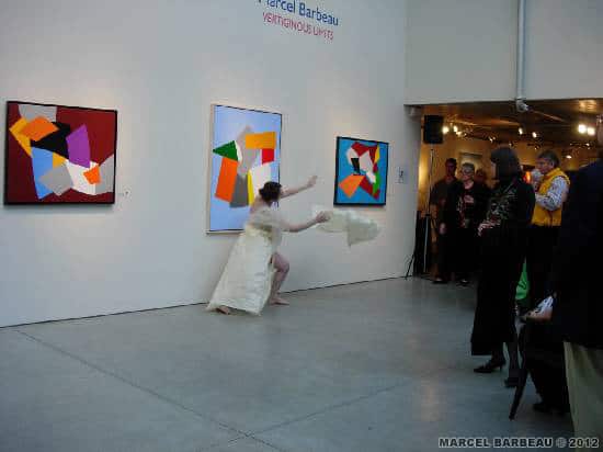 Auteur :Gauthier Ninon Date : 04/06/2006 Performance danse peinture de Jocelyne Montpetit dans le cadre du vernissage de l'exposition "Vertiginous limits" à la galerie Elliott Louis, Vancouver 6 avril 2006. Le département d'arts visuels, d'histoire et théorie de l'art a produit une vidéo de l'événement.Photo Ninon Gauthier. © Ninon Gauthier et ADAGP - Paris pour Marcel Barbeau.