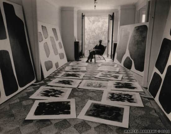Auteur :Max. John Date : 01/04/1961 Marcel Barbeau dans sa chambre-atelier de la rue Mont Royal, vers 1960. Photo John Max pour Marcel Barbeau.