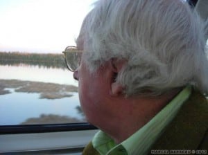 Auteur :Gauthier Ninon Date : 27/04/2006 Barbeau observant les paysages des Prairies de sa cabine.