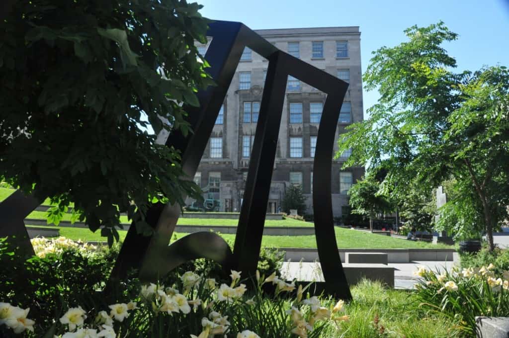 La sculpture Fenêtre sur l’avenir de Marcel Barbeau à la  Place James de l'Université McGill.