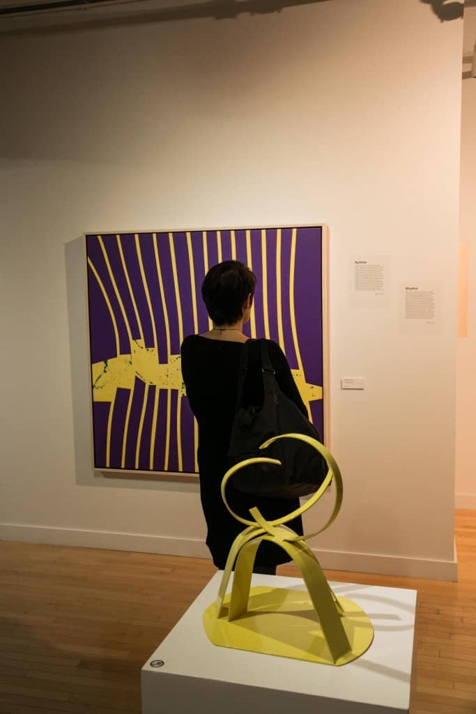 Vue de l'exposition Mouvements rythmes et accords à la Maison du festival de Jazz. Sur la photo la toile intitulée Les yeux au creux de l'ombre s'embrassent dans la nuit et la sculpture Dualité. 2012. Photo : Robert Etchevery