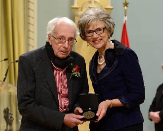 Remise officielle du prix du Gouverneur général en arts visuels à Marcel Barbeau par la très Honorable Beverley McLachlin, juge en chef du Canada. 20 mars 2013 Photo: Stg Ronald Duchesne, Rideau Hall.