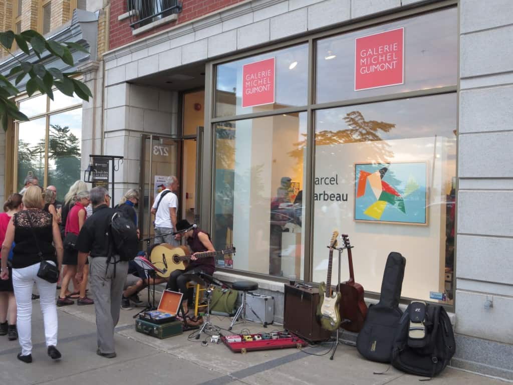 Vitrine de la Galerie Michel Guimont qui présentait l'exposition de Marcel Barbeau lors de la nuit des galerie. 19 septembre 2015. Photo Galerie Michel Guimont.