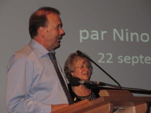 Marc Bellemare, co-fondateur du Club des collectionneurs en arts visuels, présentant Ninon Gauthier avant sa conférence. 22 septembre 2015. Photo : Michel Guimont