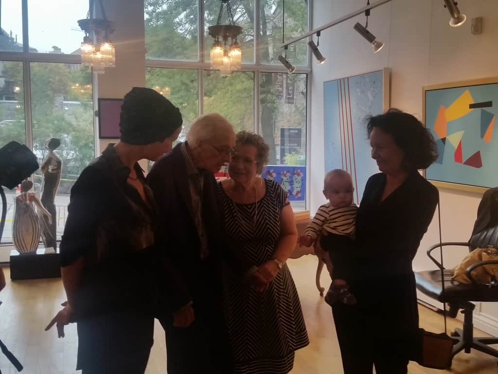 Marcel Barbeau entouré de sa famille : sa petite-fille, Anaïs Barbeau-Lavalette, son épouse Ninon Gauthier, sa fille Manon Barbeau et son arrière petite-fille Mishka.