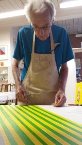 2015-08-01 Marcel travaillant sur un nouveau tableau d'inspiration optique